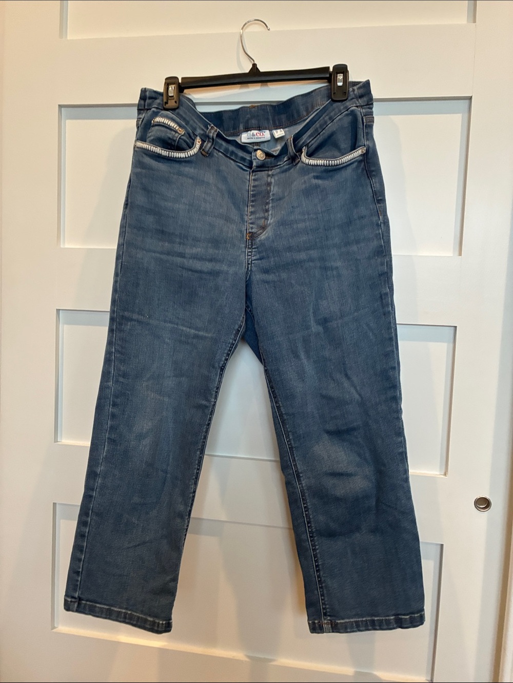 D & Co. Women's capri Jeans in Classic Blue